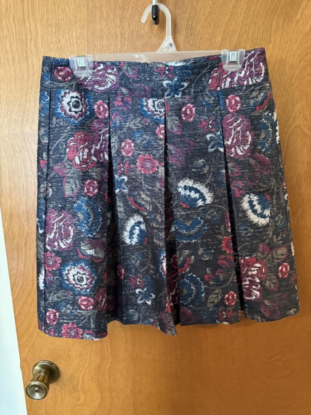 Loft Grey Floral Multicolored Metallic Short Pleated Skirt Size 6 Lined Zipper